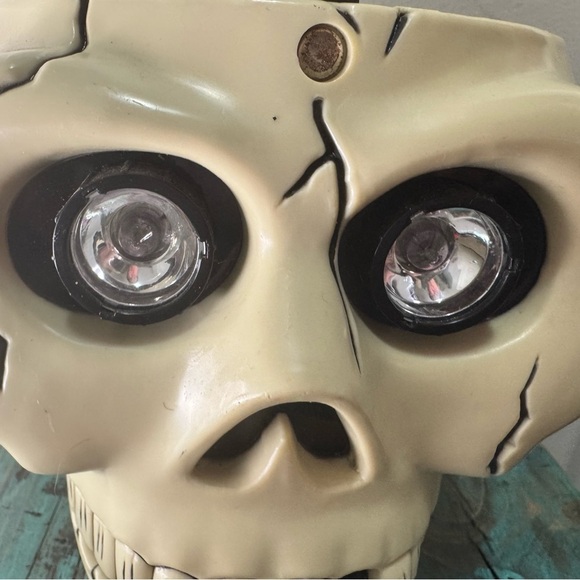 Vintage 1998 Skeleton Skull Halloween Bucket Décor Flashlight Eyes - Picture 5 of 14